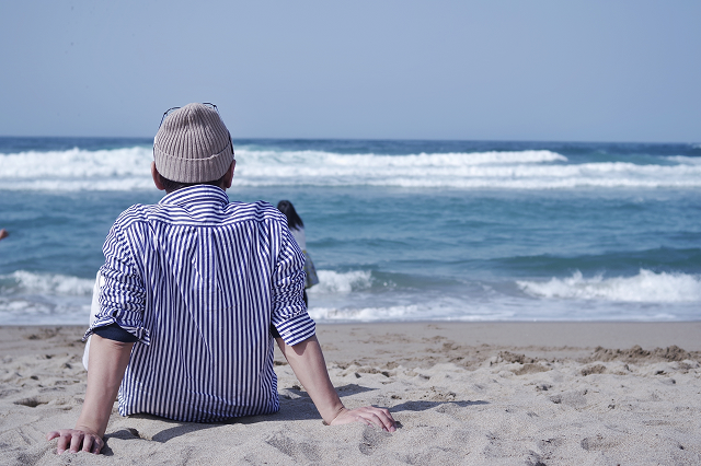 海を眺める男性の写真