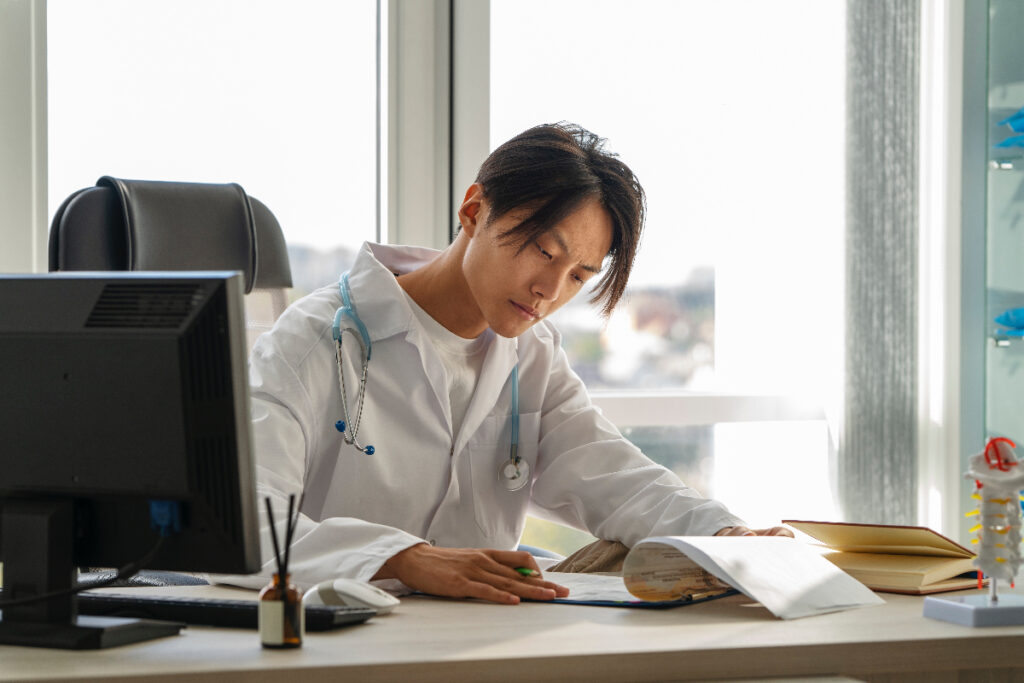 障害年金の申請は社労士に頼むべき?自分でできる?